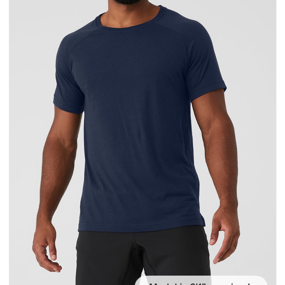 ALO Yoga Triumph Crew Neck Tshirt. Size M. Navy. NWT